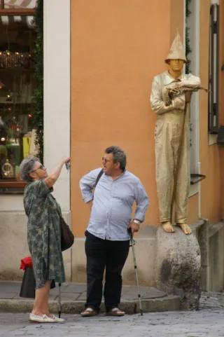 Lebende Statue, Kirchplatz, Rothenburg (Living Statue, Kirchplatz, Rothenburg) Geo En.hlipp.de 13144