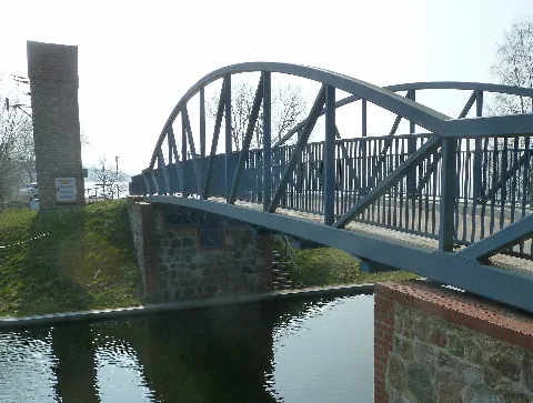 Brücke über die Elde in Lenz. Der nördliche Teil (rechts) von Lenz gehört zur Stadt Malchow, der südliche Teil zu Fünfseen. Die Widerlager, von einer alten Brücke stammend, sind denkmalgeschützt.