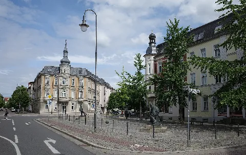 Dessau-Roßlau, Innerstädtischer Bereich Nord. Der Lidiceplatz mit den Denkmalen für Bertolt Brecht, Kurt Weill und einer Gedenktafel zur Erinnerung an die ermordeten Einwohner von Lidice.