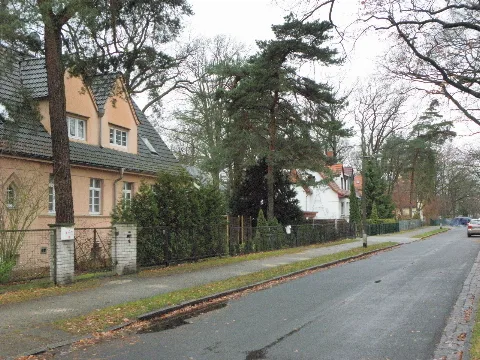 Straße in Berlin-Köpenick, Lienhardweg Ecke 'Grüne Trift', mit Blick in den Lienhardweg ca. Richtung Westen / Wendenschloßstraße. An der Kreuzung beim Fotostandort geht nach links die Straße 'Zum Langen See' ab. Das Bild File:Lienhardweg Köpenick 2013-12-09 ama fec 2.JPG zeigt den Blick von dieser Kreuzung östlich in den Lienhardweg.