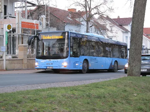 ein Linienbus der Stadtbus GmbH Bad Wildungen auf der Linie 1 in der Brunnenallee in Bad Wildungen auf der Fahrt nach Reinhardshausen