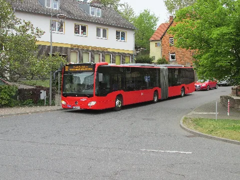 ein Linienbus der DB Regio Bus Mitte GmbH auf der Linie 37 nach Vollmarshausen in der Vollmarshäuser Straße in Lohfelden-Vollmarshausen