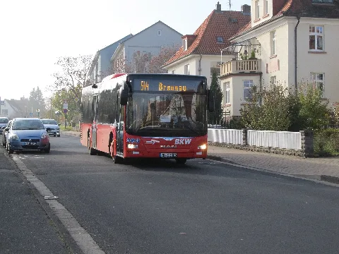 ein Linienbus der Bad Wildunger Kraftwagenverkehrs- und Wasserversorgungsgesellschaft (BKW) auf der Linie 544 nach Braunau in der Stresemannstraße in Bad Wildungen