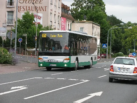 ein privater Linienbus in den Farben der OVF auf der Linie 650 von Gemünden nach Lohr befährt die Bahnhofstraße in Gemünden