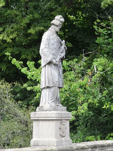 St. Nepomuk-Statue auf der Brücke am Schloss Hovestadt. Der Kopf der Statue wurde im Zweiten Weltkrieg 1945 zerstört und von dem Bildhauer Bernhard Graf von Plettenberg erneuert.