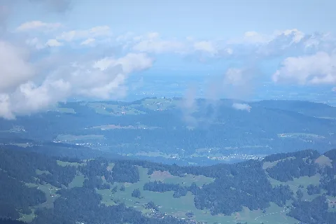 Weitblick vom Hochblanken nach Norden, Lorenapass, hinten Pfänderstock mit Hochberg (Eichenberg) und Hirschberg (Langen bei Bregenz), der Hochberg ist 26 km entfernt