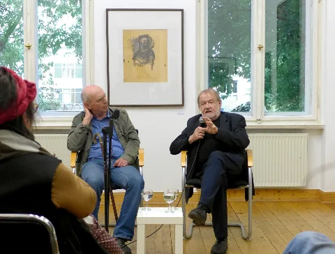 Lothar Böhme (rechts) im Gespräch mit Jens Semrau (links), bei der Finissage der Ausstellung "Lothar Böhme - Malerei" in der Galerie Forum Amalienpark, Berlin-Pankow am 22.05.2015