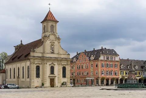 Ludwigsburg Altstadt Marktplatz Blick Nach So Mit Dreieinigkeitskirche (1)