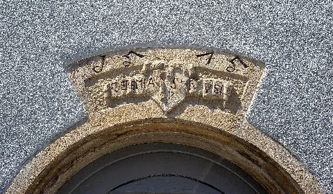 Ludwigsburg, Ortsteil Hoheneck: Bauinschrift von 1575 über einem Portal auf der Ostseite des Gebäudes Keltergasse 1. Text: „1575 / JEREMIAS RVST“.
