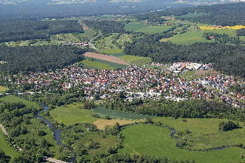 Die Haidenaab (von rechts kommend) mündet in die Waldnaab. Die beiden Flüsse vereinigen sich zur Naab. In der Mitte des Bildes Oberwildenau; Landkreis Neustadt an der Waldnaab, Oberpfalz, Bayern