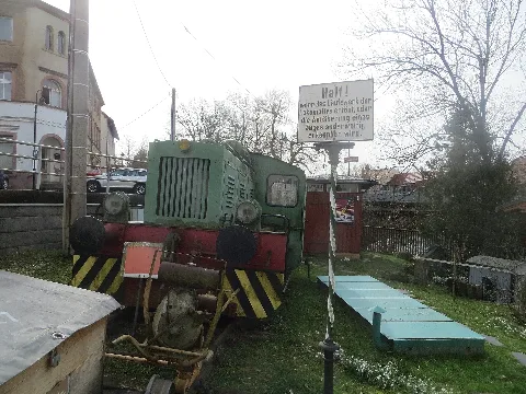 Lunzenau, Eisenbahnmuseum „Bahnhof Obergräfenhain“, eine LKM N4b Baujahr 1957 vom VEB Lokomotivbau Karl Marx Babelsberg mit Warnschild Fahrzeugportrait bei rangierdiesel.de