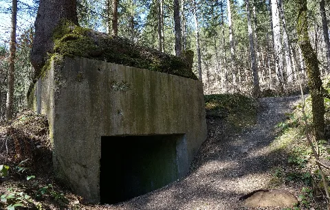 Der vom Besitzer des Warmbades Georg Teppner nach 1909 errichtete und heute noch erhaltene Unterstand im Maibachgraben, Villach Warmbad, nahe der Napoleonwiese diente während des Ersten Weltkrieges als Übungsgebiet für das Militär.