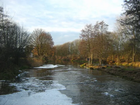 Kanalstück unterhalb der ehemaligen Schleuse Malz (im Prinzip ein Reststück des ursprünglichen Malzer Kanals. Später fließt dieses Kanalstück wieder der alten Havel (Schnelle Havel) bei Friedrichstal (Oranienburg) zusammen - Landkreis Oberhavel, Brandenburg. Dieses Kanalstück ist heute nicht mehr schiffbar.