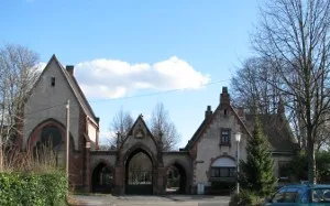 Friedhof in Mannheim-Neckarau. - die Kapelle ist in der Art der Zwillingskapellen erbaut, wie sie häufig auf Friedhöfen in England vorkommen