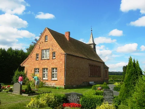 Blick auf die Kirche in Gresenhorst, ein Ortsteil von Marlow in Mecklenburg-Vorpommern; Blickrichtung vom Friedhof aus