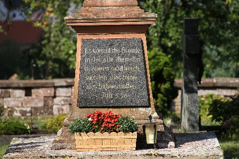 Massweiler Friedhofskreuz 05 Gje