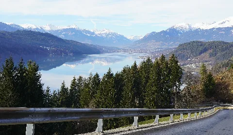 Blick vom Ortsteil Sappl aus gesehen zum Westufer des Millstätter See nach Millstatt und Seeboden sowie die Berge der Kreuzeck- und Reißeckgruppe in den Hohe Tauern, Bezirk Spittal an der Drau, Kärnten, Österreich, EU