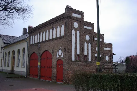 Mittenwalde (Mark) in Brandenburg. Das Spritzenhaus in der Dorfstraße 18 im Ortsteil Ragow steht unter Denkmalschutz.