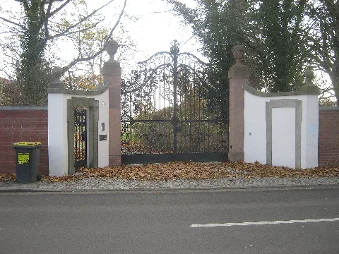 Zu der Sachgesamtheit des Rittergutes Großdeuben gehört nicht nur das Kutscherhaus und das Gartenhaus, sondern auch das Parktor. Dieses befindet sich an der Böhlener Hauptstraße.