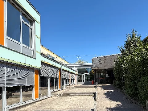 Moorwegschule, Breiter Weg 57-67, Wedel, Kreis Pinneberg, Schleswig-Holstein. Klassenraumtrakt mit Mensa, errichtet 2008-2009.