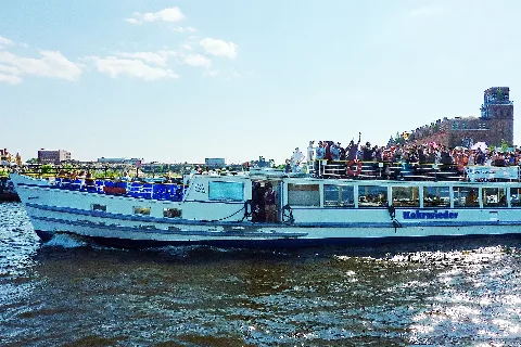 Partyfahrt des Fahrgastschiffes Kehrwieder der Reederei Riedel bei der 5. „Berlin Beats & Boats“-Parade am 6. Juli 2013. Auf der Spree in Berlin-Oberschöneweide zwischen Treskowbrücke und Stubenrauchbrücke. Sicht nach Niederschöneweide.
