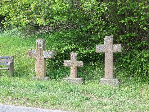 Mümling-Grumbach, Mümling-Grumbacher Straße K 85 Richtung Forstel Drei im Jahr 1953 beim Straßenbau gefundene spätmittelalterliche Steinkreuze, stilistisch recht unterschiedlich. Im Gegensatz zum linken Kreuz besitzt das mittlere stark abgefaste Kanten mit stehengelassenen Armenden. Das rechte Kreuz trägt im Kreuzungsfeld ein heute nicht mehr lesbares Wappenschild (vielleicht Herren von Bickenbach), Kanten leicht gefast.