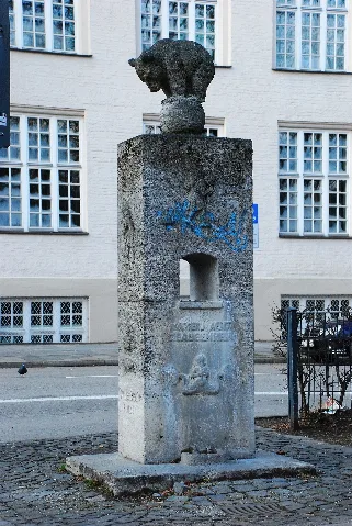 Bärenbrunnen am Elisabethplatz in Schwabing-West, Stadtteil von München, Regierungsbezirk Oberbayern, Bayern. Als Baudenkmal unter Aktennummer D-1-62-000-1474 in der Bayerischen Denkmalliste aufgeführt. Laut Denkmalliste 1936 von Georg Müller erschaffen.
