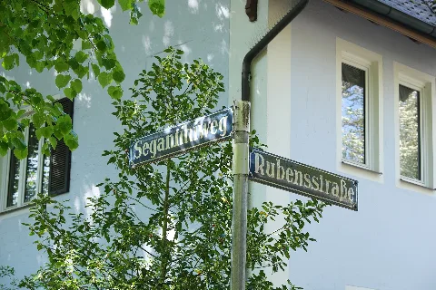 Rubensstraße/Ecke Segantiniweg in Obermenzing im Stadtbezirk Pasing-Obermenzing in München in Oberbayern (Bayern/Deutschland), Straßenschilder