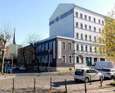 Das Gebäudeensemble an der Türrschmidtstraße Ecke Stadthausstraße in der Viktoriastadt in Lichtenberg beherbergt seit 2006 das Museum Lichtenberg im Stadthaus. Der fünfstöckige Bau Türrschmidtstraße 4 ist der erhaltene westliche Gebäudeteil des früheren Rathauses der Gemeinde Boxhagen-Rummelsburg (eröffnet 1901). Der mittlere repräsentative Teil mit der Passage im Edgeschoss, durch die die Straßenbahn zur Nöldnerstraße fuhr, und der östliche Gebäudeteil wurden am 26. Februar 1945 bei einem Bombenangrifff zerstört. Der niedrigere Eckanbau wurde 1960 auf den alten Grundmauern errichtet. An der Stadthausstraße ist ein zweistöckiger Klinkerbau zu erkennen, die frühere Remise des Stadthauses. Der Klinkerbau ist mit dem Eckanbau durch einen schmalen verglasten modernen Zwischentrakt verbunden. In diesen Gebäudeteilen befinden sich die Büro, Archiv- und Projekträume.des Museums. Zugänglich ist das Museum durch den Hausflur des Hauptgebäudes und den modernen Eingang auf dem Hof. Das ganze Ensemble wurde 2003 bis 2006 für 3,3 Mio Euro saniert und umgebaut.