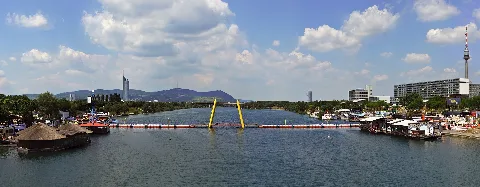 Neue Donau Mit Der Fußgängerbrücke Ponte Cagrana In Wien