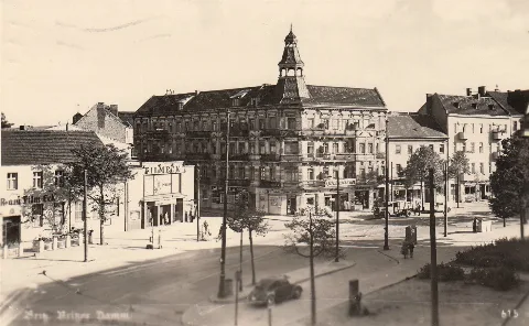 Am Britzer Damm 115 zwischen Blaschkoallee und Pätzer Straße (vormals an der Chausseestraße zwischen Böwedamm und Wilhelmstraße) im Berliner Bezirk Neukölln, Ortsteil Britz befand sich von 1933 bis 1962 das Filmeck, ein Tonfilmtheater.