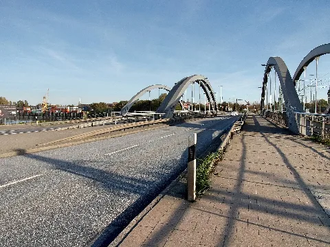 Die Straßenfahrbahn der Niedernfelder Brücke am Veddeler Damm in Richtung Veddel. Die Brücke ist eine Straßen- und Bahnbrücke im Stadtteil Kleiner Grasbrook in Hamburg-Mitte.