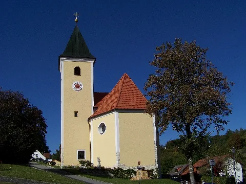 Nittendorf, Etterzhausen, Kirchbergstraße 9. Kath. Expositurkirche St. Michael. Gestelzter Saalbau mit abgewalmtem Satteldach, Flankenturm mit Spitzdach, 1937/38 von Franz Günthner; mit Ausstattung.