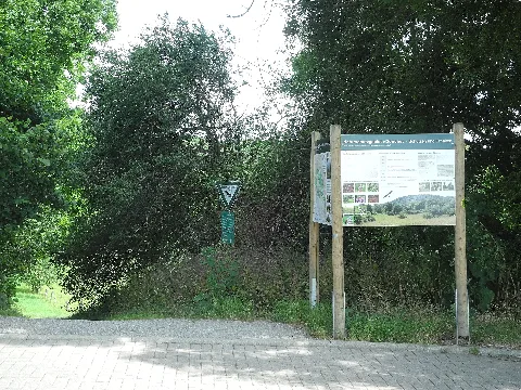 Naturschutzgebiet im Regierungsbezirk Kassel 1611004. „Dönche“ eine Offenlandfläche mit Wald im Südwesten des Stadtgebietes von Kassel, Hessen, Deutschland. Karte der 2019 neu ausgewiesenen 3 Rundwege in der Dönche im Westen des Gebiets an der Wiederholdstraße, am Brasselsberg.