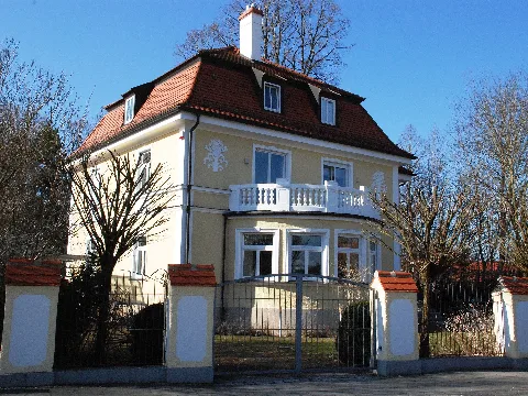 Villa in der Ödenpullacher Straße 10 in Deisenhofen, Gemeinde Oberhaching, Landkreis München, Regierungsbezirk Oberbayern, Bayern. Als Baudenkmal unter Aktennummer D-1-84-134-54 in der Bayerischen Denkmalliste aufgeführt. Laut Denkmalliste erbaut um 1912.