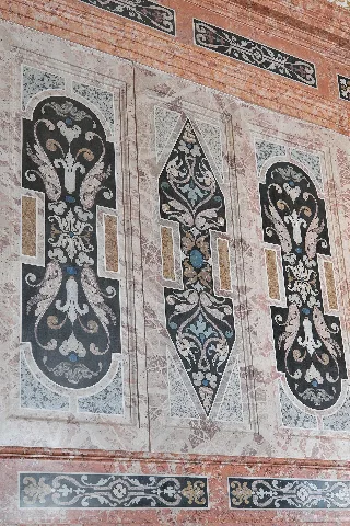Schlossanlage Schleißheim in Oberschleißheim im Landkreis München in Oberbayern (Bayern/Deutschland), Neues Schloss, Kammerkapelle mit Scagliolaplatten an den Wänden