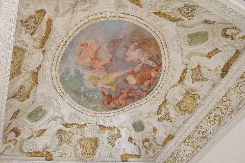 Schlossanlage Schleißheim in Oberschleißheim im Landkreis München in Oberbayern (Bayern/Deutschland), Schloss Lustheim, Muldendecke mit al fresco Malerei, von Francesco Rosa, Giovanni Trubillio und Johann Anton Gumpp, von 1686/87; Thema: Jagdgöttin Diana