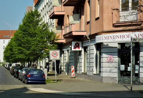 Das Eckhaus Mathildenstraße 1 (im Bild) zur Wilhelminenhofstraße 51 steht im Berliner Bezirk Treptow-Köpenick, Ortsteil Oberschöneweide. Im Haus befand sich vormals 1908 bis 1927 ein Kino. Das Bild wurde als Ausschnitt auf diesen Kinoeingang an der schrägen Hausecke ausgewählte: die Räume der Filmvorführungen in einer Gastwirtschaft werden in jüngerer Zeit von der Wilhelminenhof-Apotheke genutzt.