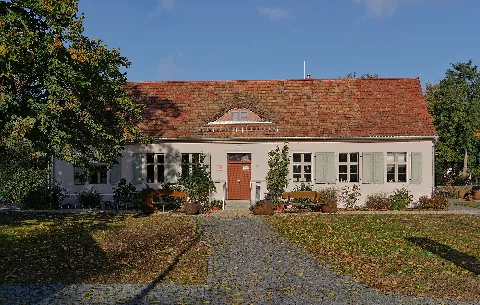 Obstbauerngehöft, heute Touristinformation (Werder an der Havel) Potsdam-Mittelmark. Das Gehöft besteht seit 1839. Das Wohnhaus wurde in der ersten Hälfte des 19. Jahrhunderts erbaut. Hier befand sich ab 1985 das Obstbaumuseum, dieses ist heute in der Kirchstraße. Es ist ein eingeschossiges Haus mit einem Satteldach. Im Satteldach befindet sich eine Fledermausgaube. Das Haus hat sieben Achsen, in der Mitte befindet sich der Eingang. Zu dem Haus gehören Wirtschaftsgebäude.