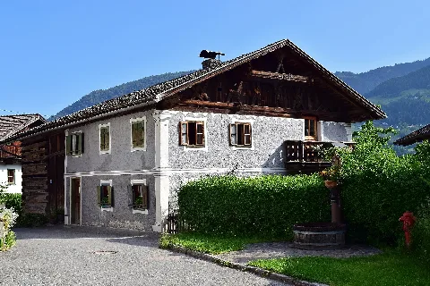 Oetz Piburg Bauernhaus Aus Dem 18 Jh Mit Nepomukbrunnen