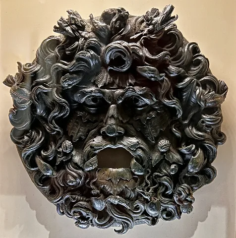 Okeanos-Kopf als Wasserspeier aus Bronze, 2. Jahrhundert n. Chr. (römische Kunst), Fundort: Villa rustica in Treuchtlingen-Schambach (Bayern), Exponat in der Archäologischen Staatssammlung München (Leihgabe Römermuseum Weißenburg für die Dauerausstellung 2024) Harald Koschik: Eine römische Brunnenmaske von Treuchtlingen-Schambach, Landkreis Weißenburg-Gunzenhausen, Mittelfranken. In: Bayerisches Landesamt für Denkmalpflege, Gesellschaft für Archäologie in Bayern (Hrsg.): Das archäologische Jahr in Bayern 1981. Konrad Theiss Verlag, Stuttgart 1982, S. 140–141 und Umschlagbild Weitere Informationen: Arachne-Datenbank