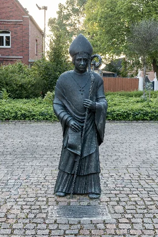 Olfen, Statue Bischof Wolfhelm 2016 3957