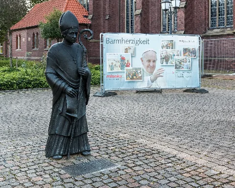 Olfen, Statue Bischof Wolfhelm 2016 3959