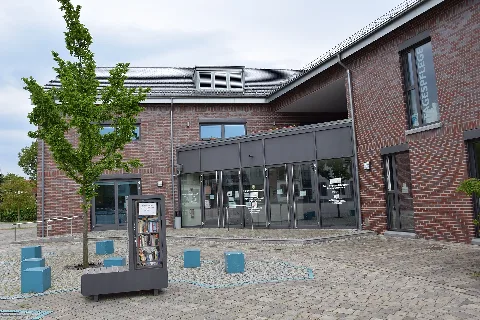 Ortsteilzentrum in Ahrensfelde im Kreis Barnim in Brandenburg. In dem Gebäude befinden sich u.a die Ortsteilbibliothek, die Tagespflege- und Seniorenbegegnungstätte und die Agentur Ehrenamt der Gemeinde Ahrensfelde. Vor dem Gebäude befindet sich ein öffentlicher Bücherschrank.