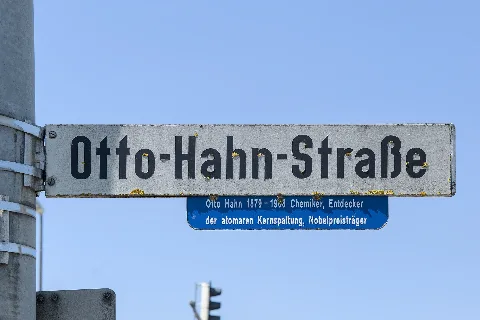 Otto Hahn Straße (Neu Ulm) Straßenschild P1145761