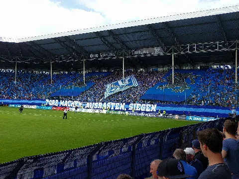 Otto Siffling Tribüne (Osttribüne) im Carl-Benz-Stadion des SV Waldhof Mannheim 07. Die Aufnahme entstand vor dem Relegationsspiel um den Aufstieg in die 3. Liga gegen die Sportfreunde Lotte am 29. Mai 2016.