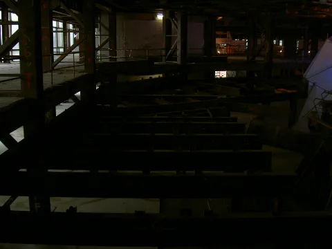 Zweischenplatznutzung des Palast der Republik Names "VOLKSPALAST" Veranstalter: Sophiensæle, Berlin, und HAU, Berlin, in Kooperation mit Schrumpfende Städte und Mediapool Beusch am 23.08.2005 während der zeitgenössische Inszenierung alter Ballhaustradition "Le Bal Moderne". Die Demontage hat bereits begonnen.