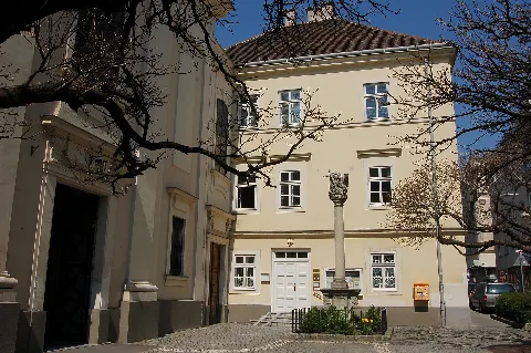 Pfarrkirche Reindorfgasse Vorplatz