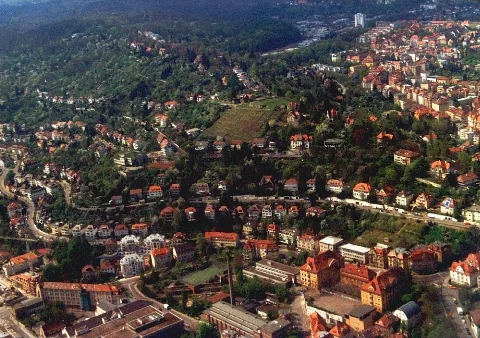 Stuttgart Heslach von einem Sportflugzeug aus aufgenommen - mit unserem Schickhardt Gymnasium im Vordergrund und den als Höhenlinien erkennbaren Straßen: Gebelsbergstraße, Wannenstraße (über dem Schwabtunnel), und der Hohentwielstraße mit unserem Elternhaus in "HHL" und der sich in Bildmitte in die Rebenreute (Anfahrt zum ehem. Haltepunkt Heslach der Gäubahn - im Volksmund auch "Panoramabahn") teilt, und entlang des "Grates" des Hasenberges die Hasenbergsteige hinauf zum (Überrest) des Hasenbergturmes mit dem Höhenrestaurant Waldhaus und dem Ausblick auf die Gäubahn/ Haltepunkt Heslach; im Hintergrund die Hasenbergsteige die Stuttgart Süd/ Heslach vom Stuttgarter Westen im rechten Hintergrund trennt; das war meine "heile Welt" über 30 Jahre: von 1961-bis Mitte der 90er Jahre, als im Ländle die Welt noch heile war, ohne S-21 und Feinstaub Debatten - Those were the days !