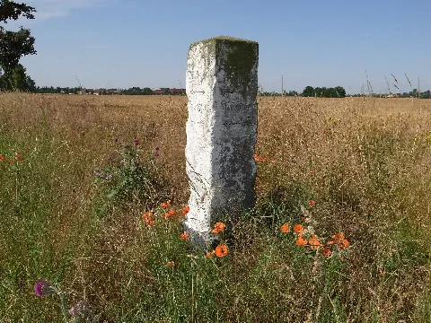 Wegweiser zwischen Quellendorf und Fraßdorf. Inschrift: Quellendorf / Frassdorf ; Zemigkau / Hinsdorf. Maße: Höhe 152 cm / Oben 34x34 cm / Sockel 40x40 cm